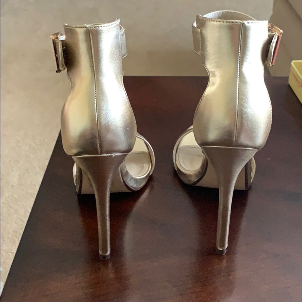 Gold high heels - Picture 3 of 4